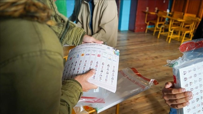 Ecuador's presidential poll will proceed to a second round runoff as no candidate seems to be able to win outright after more than 90 percent of the vote have been counted.