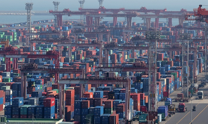 Republic of Korea's export volume grew for the second straight month due to strong demand for computers, electronic and optical devices, central bank data showed Wednesday. The export volume index gained 3.4 percent in March from a year earlier after mounting 2.6 percent in the previous month, according to the Bank of Korea (BOK).