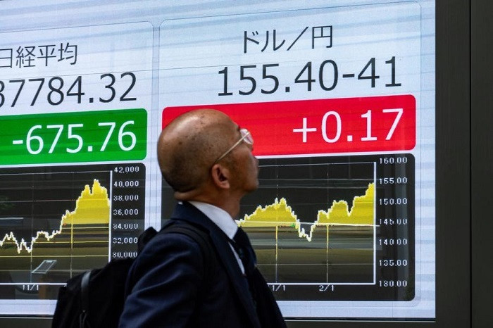  An electronic screen shows the real-time exchange rate of the Japanese yen against the USD in Tokyo, Japan, April 25, 2024. The Japanese yen hit its strongest level in more than a year on Monday, rising briefly to the 139 yen zone against the USD in Asian trading, due to growing speculations of a possible U.S. rate cut by 0.50 percentage points later this month. (Photo: Xinhua)