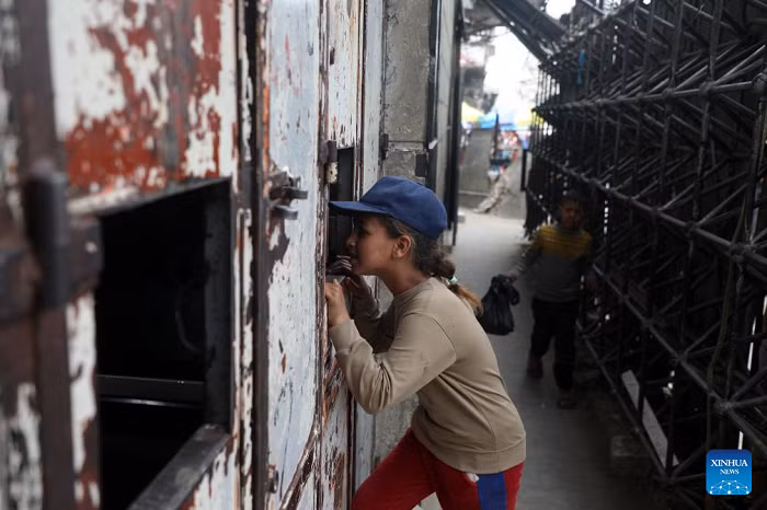  A girl looks at a closed bakery in Gaza City, on April 1, 2025. The aid blockade has forced the shuttering of 25 bakeries in Gaza as food supplies shrivel, Israel's evacuation orders increase and bombardments continue, UN humanitarians said on Tuesday. (Photo: Xinhua) 