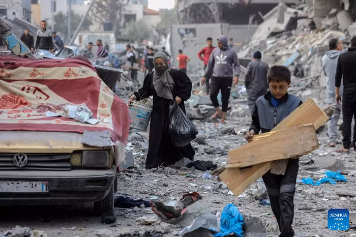 People are seen at a school-turned shelter after an Israeli airstrike, in Gaza City, on April 4, 2025. At least 29 Palestinians were killed and more than 100 others injured in an Israeli attack on the Dar Al-Arqam school, east of Gaza City, the Hamas-run Gaza media office said on Thursday. (Photo: Xinhua) 