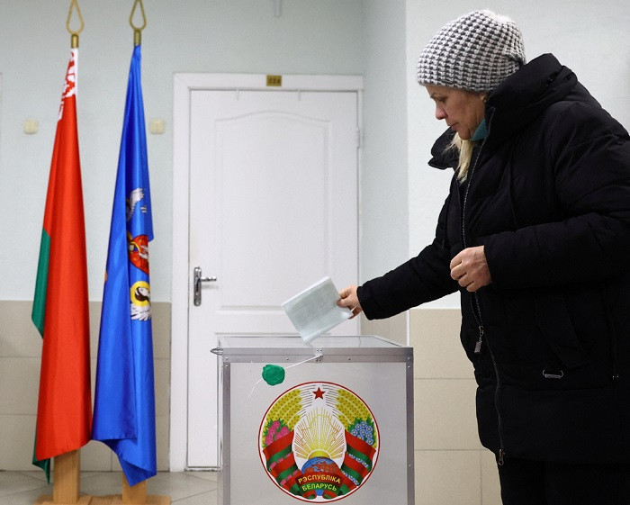 Incumbent President Alexander Lukashenko (C) is pictured at a polling station in Minsk, Belarus, Jan. 26, 2025. Lukashenko has won the presidential election of Belarus, according to the preliminary results released early Monday by the country's Central Election Commission. (Photo: Xinhua) 
