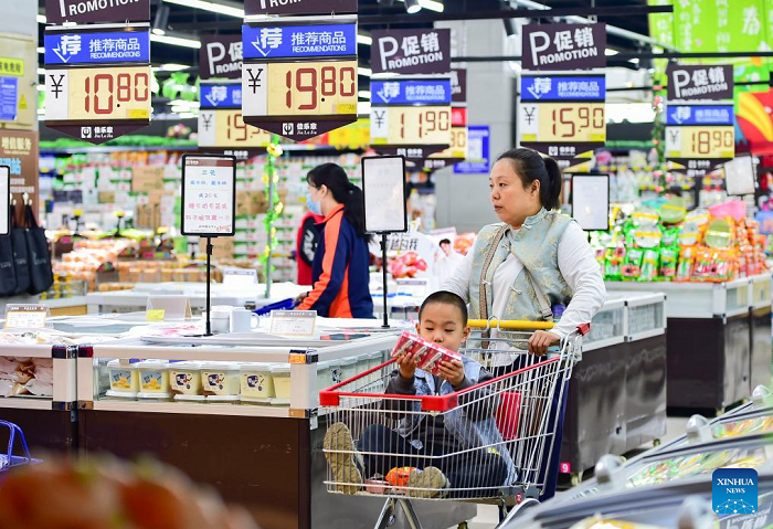 People shop at a supermarket in Qingzhou City, east China's Shandong Province, May 10, 2025. China's consumer price index (CPI), a main gauge of inflation, edged down 0.1 percent year on year in April, the National Bureau of Statistics (NBS) said Saturday. Core CPI, which excludes food and energy prices, rose 0.5 percent year on year. (Photo: Xinhua)
