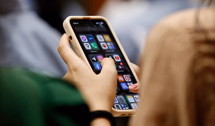 Cambodia currently has a total of 18.98 million internet subscribers, 20.6 million mobile phone subscribers and 31,601 fixed phone users, Minister of Post and Telecommunications Chea Vandeth said on Thursday.