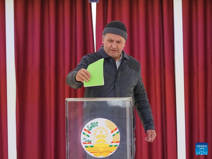 A voter casts his ballot at a polling station in Dushanbe, Tajikistan, March 2, 2025. Voting in the elections for the lower house of Tajikistan's parliament began at 6:00 a.m. local time (0100 GMT) on Sunday. A total of 220 candidates, including representatives from six political parties and some independents, are competing for 63 seats in the lower house. (Photo: Xinhua)
