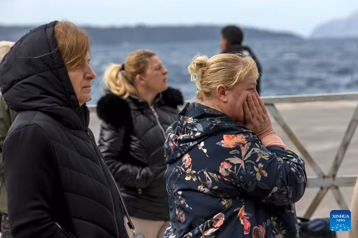 People wait to leave Santorini after earthquakes shook the island, in Santorini, Greece, on Feb. 4, 2025. Thousands of local residents, migrant workers, and tourists evacuated the island in the past two days. Flights and ferries were fully booked, prompting airlines and ferry companies to add extra services to accommodate travelers. (Photo: Xinhua)