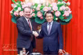 Minister of Public Security General Luong Tam Quang (R) and US Deputy Trade Representative Rick Switzer. (Photo: VNA)