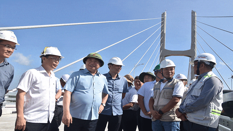 Minister of Construction Tran Hong Minh at the construction site of the Rach Mieu 2 Bridge.