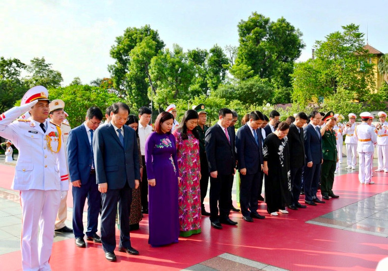 Party, State leaders pay tribute to President Ho Chi Minh, heroic fallen soldiers ảnh 4 Party, State leaders pay tribute to President Ho Chi Minh, heroic fallen soldiers ảnh 4