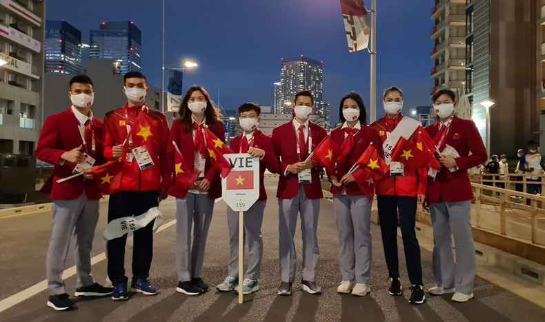 Tokyo Olympic Games 2020 opens with dazzling fireworks display ảnh 15