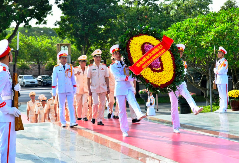 Party, State leaders pay tribute to President Ho Chi Minh, heroic fallen soldiers ảnh 3 Party, State leaders pay tribute to President Ho Chi Minh, heroic fallen soldiers ảnh 3