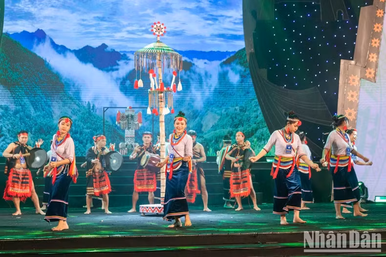 A performance of the Cor ethnic group from Quang Ngai Province.