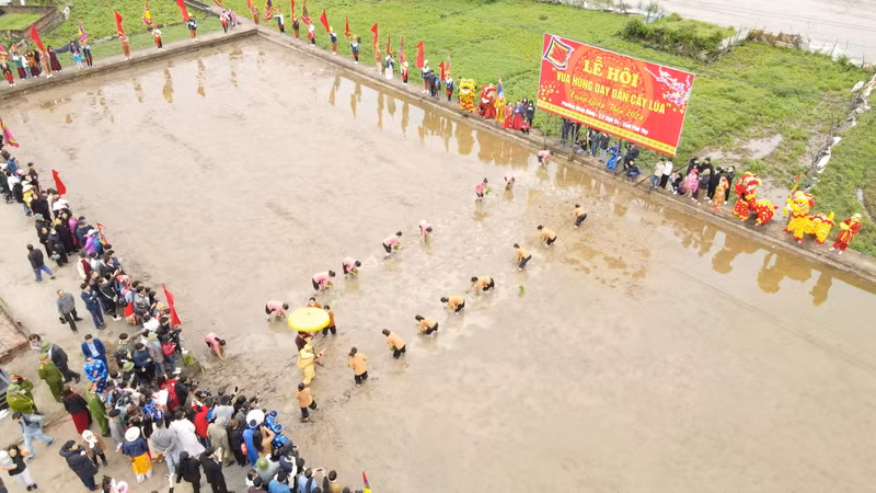 A panorama of the festival re-enacting the Hung Kings’ teachings on rice cultivation. The festival represents the origin of wet rice cultivation in Vietnam.