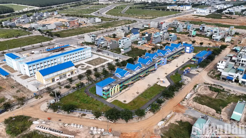The component project of construction of social infrastructure system of Loc An-Binh Son resettlement area has 11 construction packages corresponding to 11 works. Many schools have been put into operation, some schools and markets are still under construction.