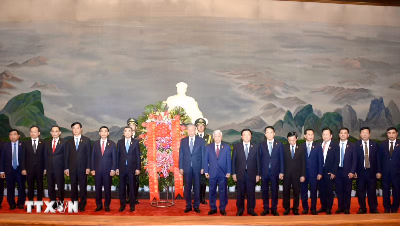 General Secretary and President To Lam and Vietnamese delegates at the memorial house.