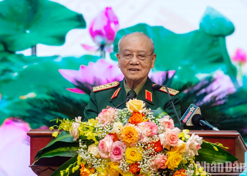 General Pham Van Tra, former Politburo member and former Minister of National Defence, presents a speech at the conference