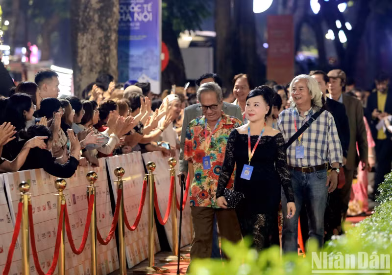 People’s Artist Lan Huong, Meritorious Artists Tat Binh and Vu Dinh Than People’s Artist Lan Huong, Meritorious Artists Tat Binh and Vu Dinh Than