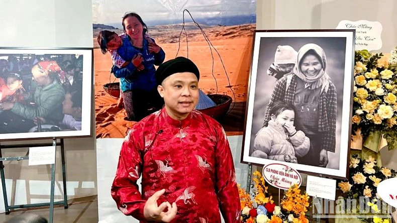 Photographer Le Bich speaks at the exhibition. (Photo: NDO)