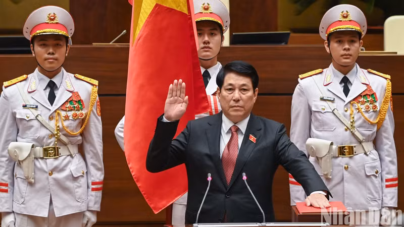 Comrade Luong Cuong takes the oath of office as President of the Socialist Republic of Vietnam for the 2021-2026 term.