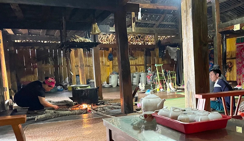 Daily life in a stilt house of the Lo Lo ethnic people in Khuoi Khon Cultural Village (Bao Lac District, Cao Bang Province).