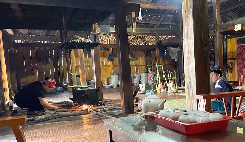 Daily life in a stilt house of the Lo Lo ethnic people in Khuoi Khon Cultural Village (Bao Lac District, Cao Bang Province).