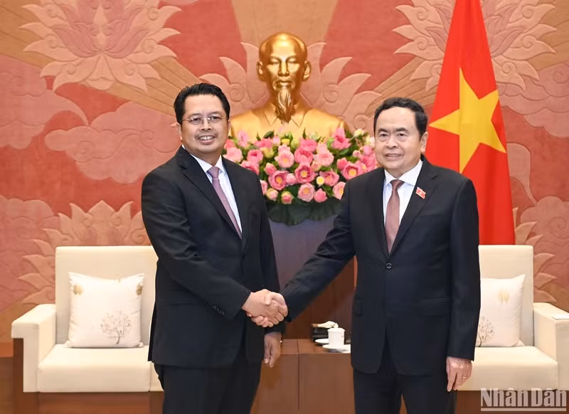 National Assembly Chairman Tran Thanh Man (right) and Deputy Speaker of the Indonesian Regional Representative Council (upper house) H.Mahyudin. (Photo: NDO)