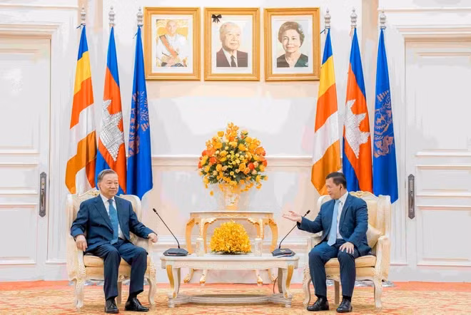 Cambodian Prime Minister Samdech Thipadei Hun Manet (right) receives Vietnamese Minister of Public Security General To Lam. (Photo: AKP/VNA)