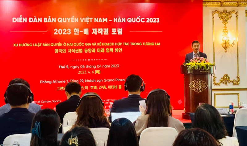 Director of the Copyright Office of Vietnam speaks at a forum on copyright.
