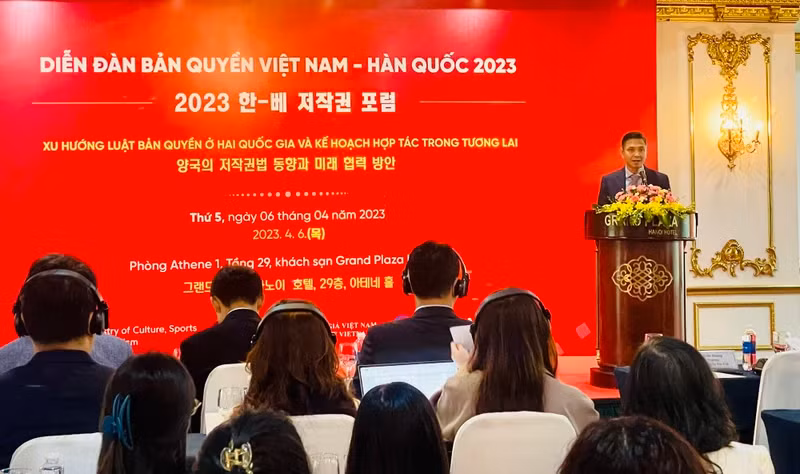 Director of the Copyright Office of Vietnam speaks at a forum on copyright.