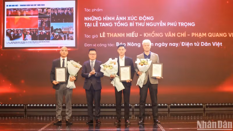 Le Quoc Minh, Chairman of the Vietnam Journalists’ Association, presents the Special Award for the most outstanding work.