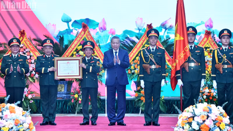 Party General Secretary To Lam presents First-class Independence Order to the General Department of Politics of the Vietnam People’s Army.