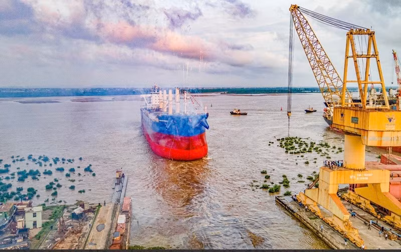The 65,000 DWT Truong Minh Dream 01 is launched on May 11. (Photo: kinhtedothi.vn)