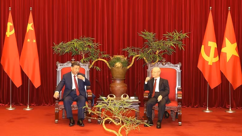 Party General Secretary Nguyen Phu Trong receives General Secretary of the Communist Party of China (CPC) Central Committee and President of the People's Republic of China Xi Jinping in Hanoi on December 12, 2023. (Photo: VNA)