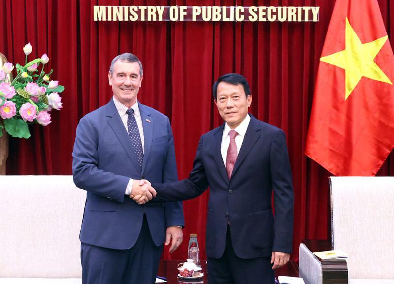 Deputy Minister of Public Security Sen. Lieut. Gen Luong Tam Quang (R) and Administrator of the Transportation Security Administration under the US Department of Homeland Security David Pekoske (Photo: cand.com.vn)