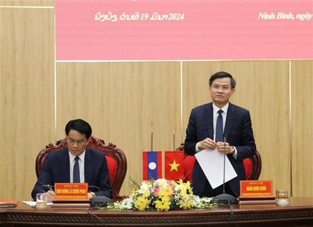 Secretary of the Party Committee of Ninh Binh province Doan Minh Huan (right) and Bounkhong Lachiemphone, Secretary of the Party Committee and governor of Oudomxay. (Photo: VNA)