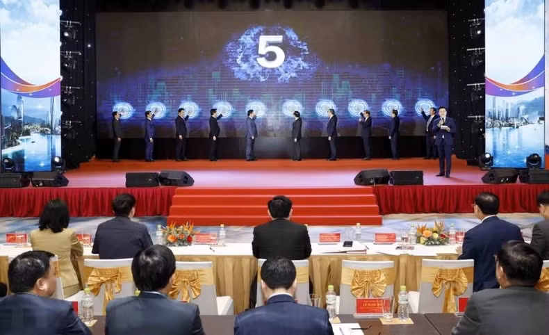 Deputy Prime Minister Tran Hong Ha and delegates announce the Prime Minister’s Decision on the master planning of the Cam Lam new urban area.