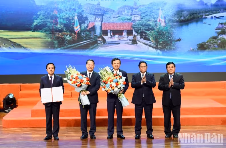PM Pham Minh Chinh and Minister of Planning and Investment Nguyen Chi Dung hand over the decision approving the master planning scheme to leaders of Ninh Binh Province.