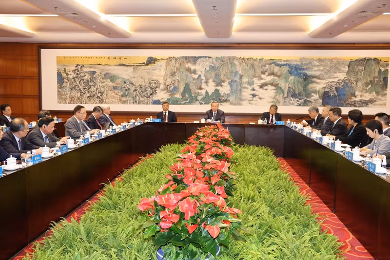 The working session between General Secretary of the Communist Party of Vietnam Central Committee and President of Vietnam To Lam and leaders of the Central Party School of the Communist Party of China in Beijing on August 20. (Photo: VNA)