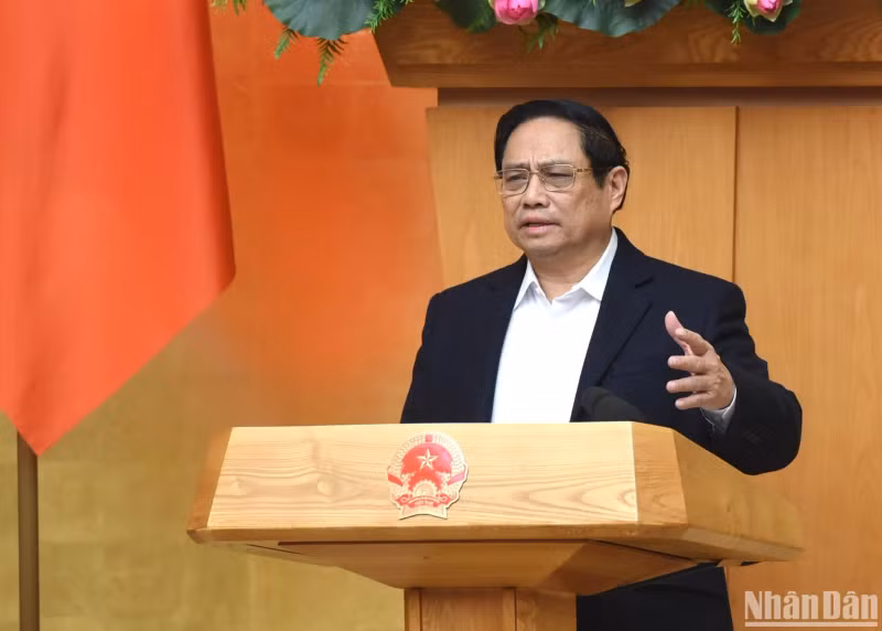 Prime Minister Pham Minh Chinh speaks at the meeting.