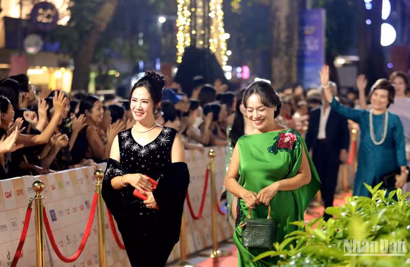 Actresses Nguyet Hang and Tu Oanh on the festival’s red carpet. (Photo: Khieu Minh)