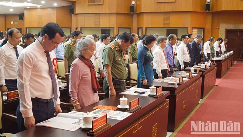 At the beginning of the ceremony, the top leader and delegates observe a minute of silence to commemorate late General Secretary Nguyen Phu Trong.