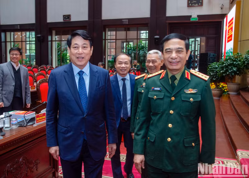 President Luong Cuong, Minister of National Defence Phan Van Giang and delegates at the conference