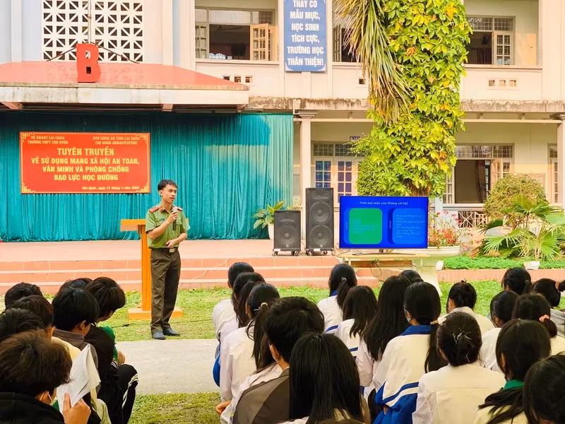 Tan Uyen High School in the northern province of Lai Chau organises a thematic activity focusing on promoting safe and civilised use of social media and preventing school violence. 