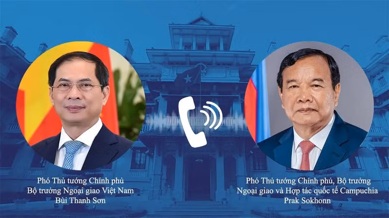 Vietnamese Minister of Foreign Affairs Bui Thanh Son (L) holds phone talks with his Cambodian counterpart Prak Sokhonn. (Photo: VNA)