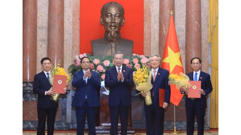 General Secretary of the Communist Party of Vietnam (CPV) Central Committee and State President To Lam (central) presents appointment decisions to three new Deputy Prime Ministers. (Photo: NDO)