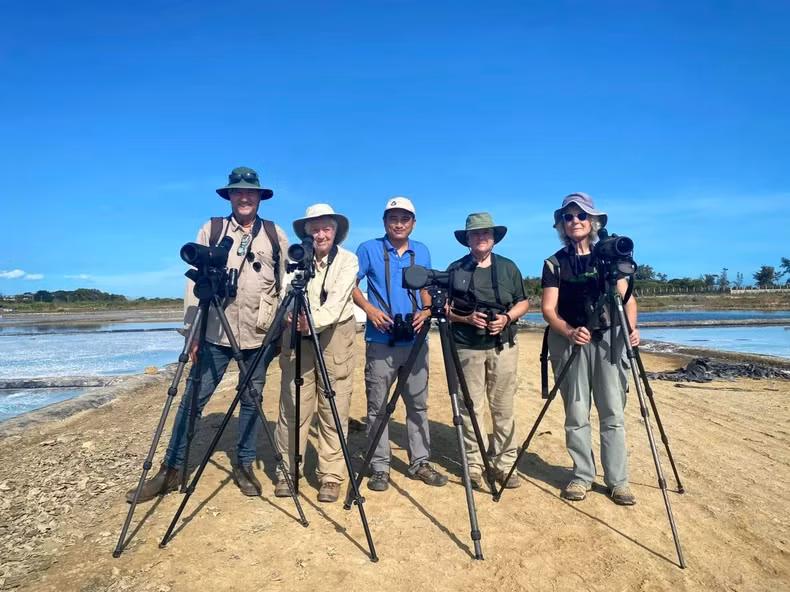 Expert Nguyen Hoai Bao (in the middle) during a bird-watching tour with tourists. (Photo: Wildtour)