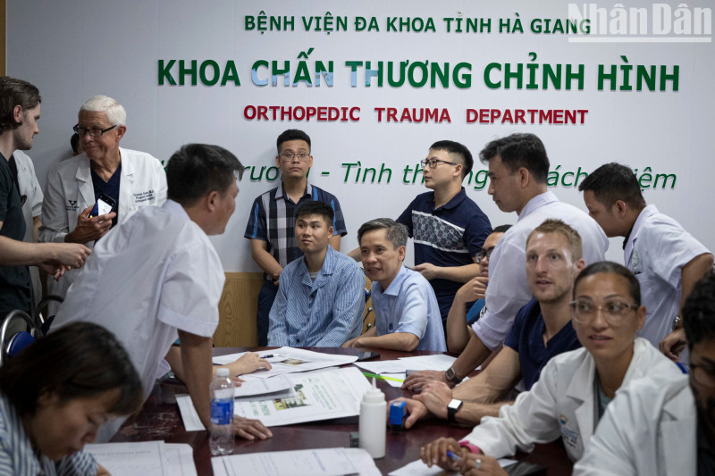 Established in 2010, Sala is a non-profit volunteer group whose core members are doctors and nurses from Viet Duc Hospital. The organisation operates with the purpose of providing free examination and treatment for children and people in difficult circumstances who are suffering from injuries, orthopaedics, and mobility disabilities.