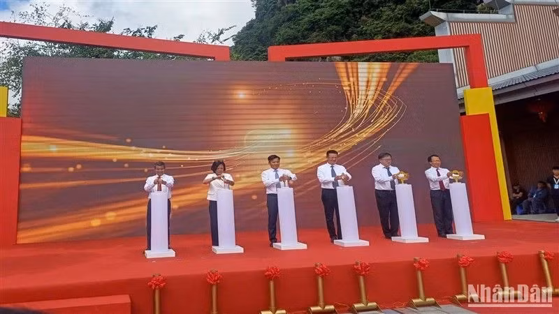 Delegates launch the official opening of the Ban Gioc (Vietnam) - Detian (China) Waterfalls landscape site. (Photo: NDO)