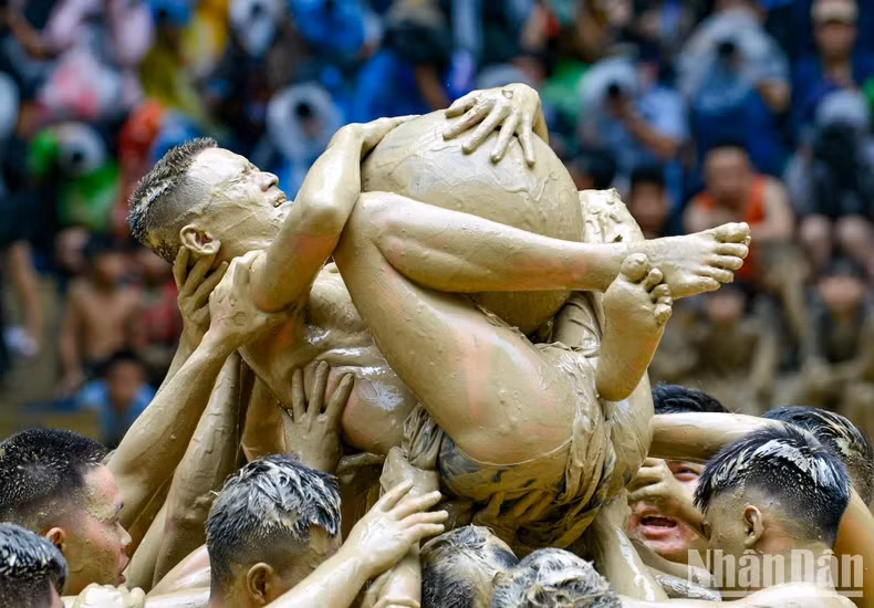 A fierce struggle between the two teams