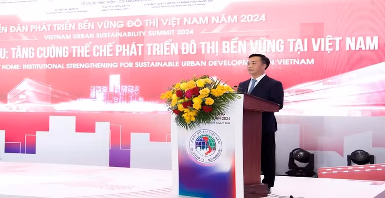 Deputy Minister of Construction Nguyen Viet Hung speaks at the event